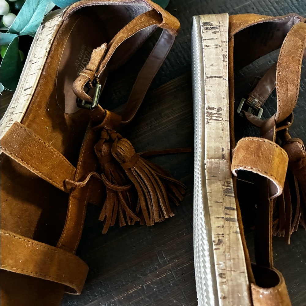 Cute Tassel sandal Size 8 - Picture 4 of 5